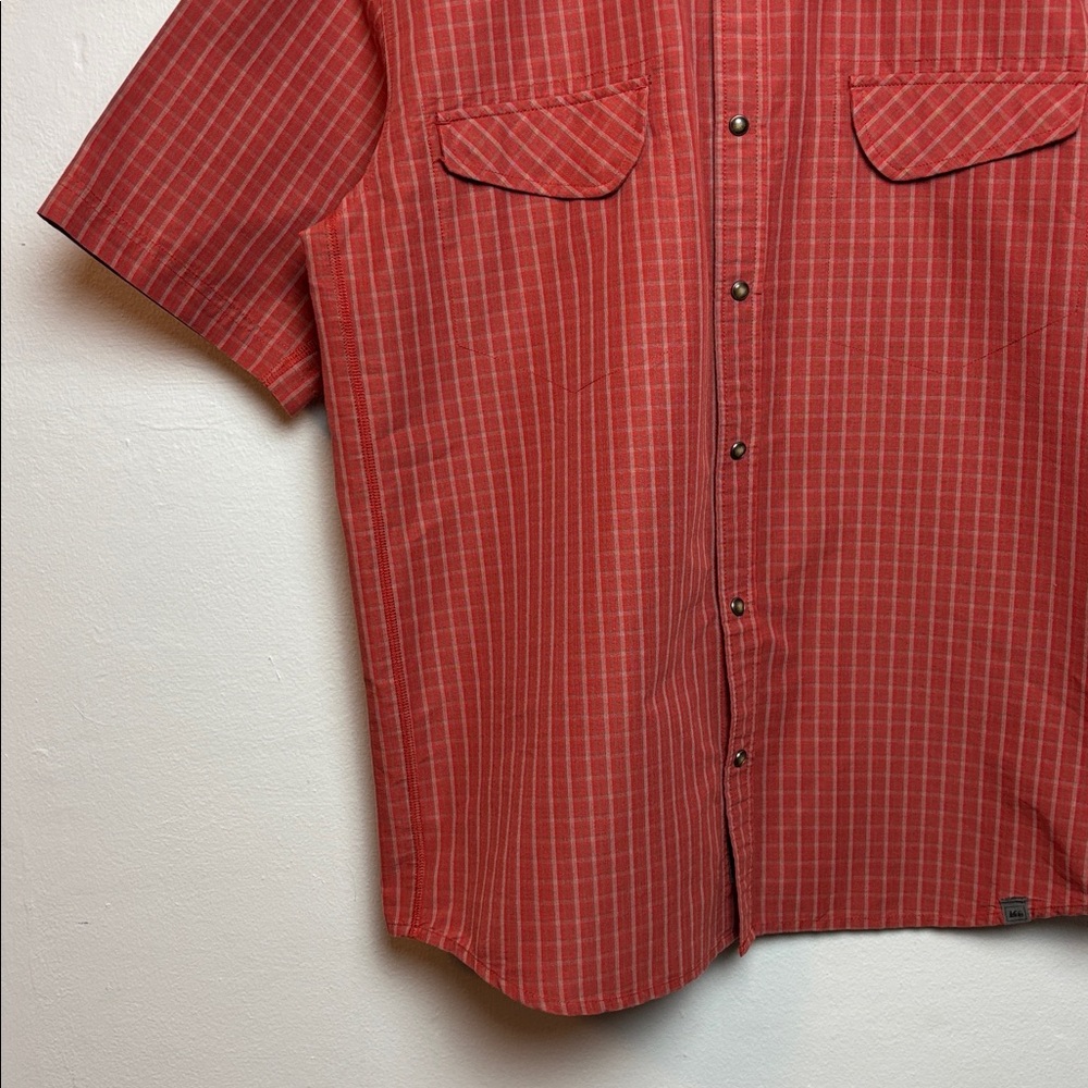 NWT REI Men’s Marlton Short Sleeve Shirt Ketchup Pearl Snap Large Hiking Outdoor - Picture 4 of 7